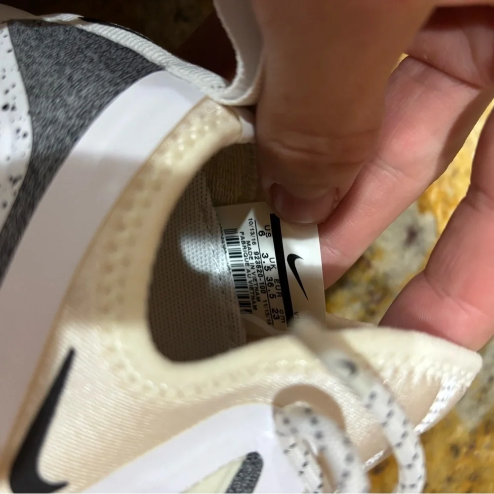 Nike lunarcharge size 6